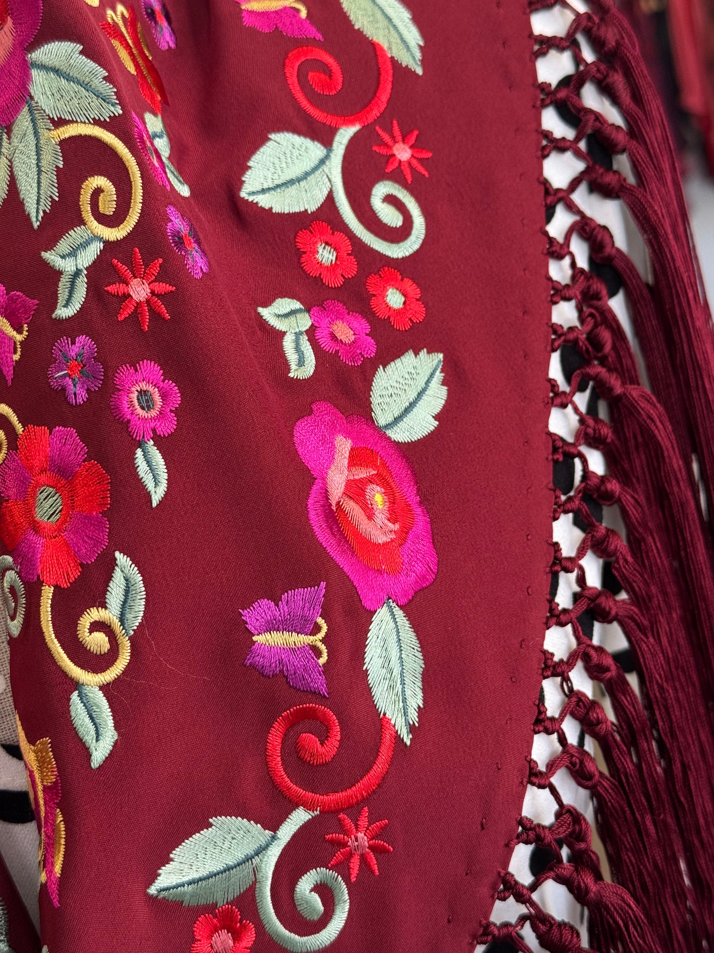 Mantón María mediano burdeos