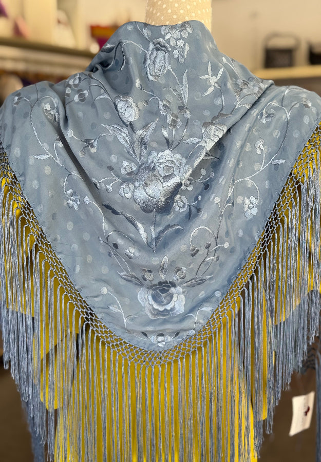 Manton bordado celeste