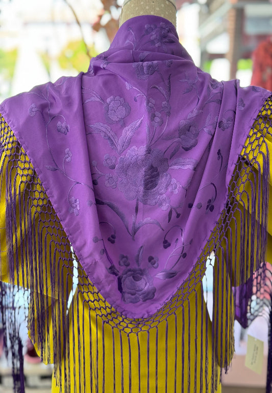 Manton bordado morado