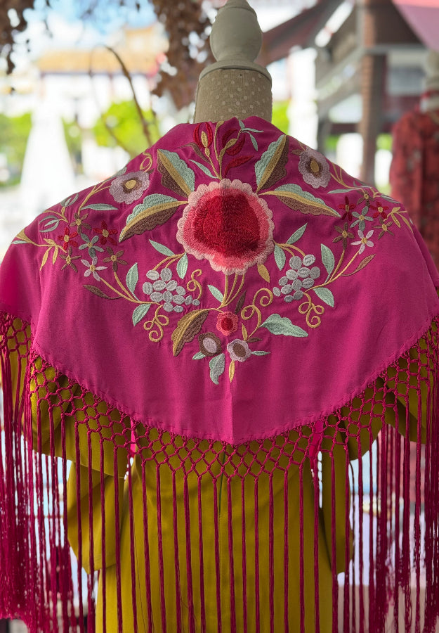 Mantón bordado fondo fucsia
