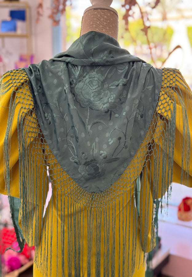 Manton bordado verde