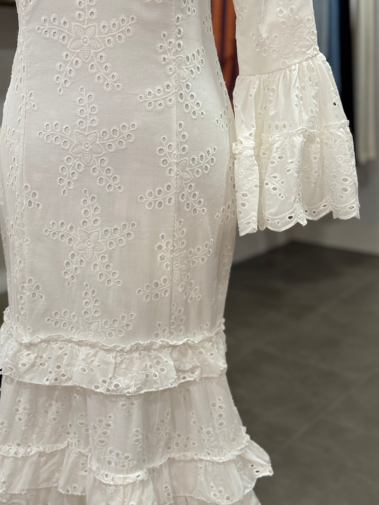 Traje flamenca perforado blanco