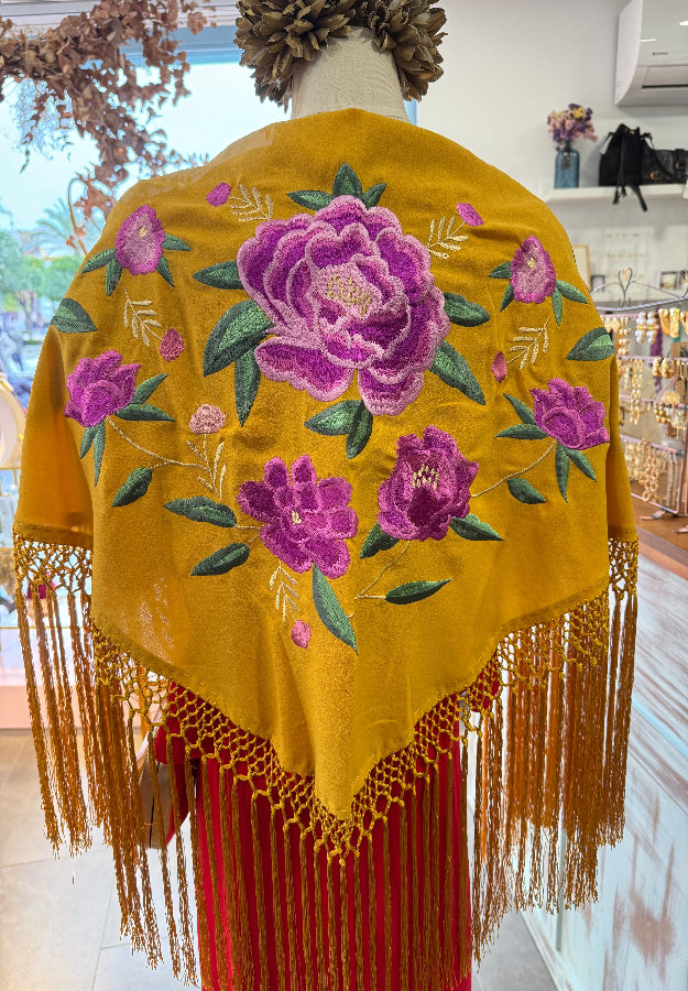 Manton rosas fondo amarillo mostaza