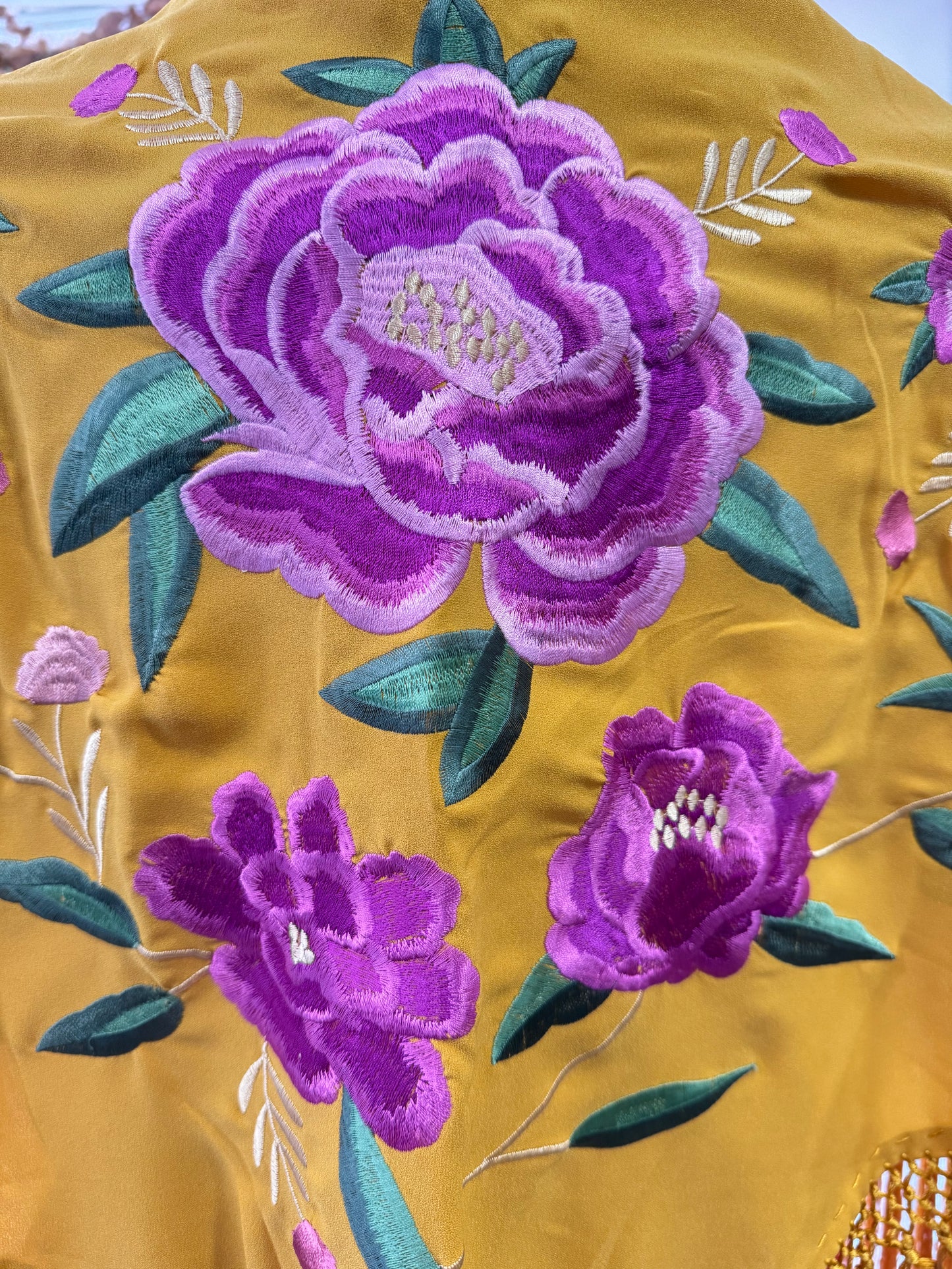 Manton rosas fondo amarillo mostaza