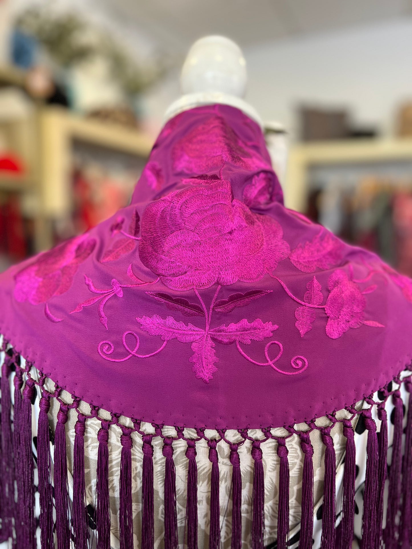 Mantón María Al Tono Berenjena