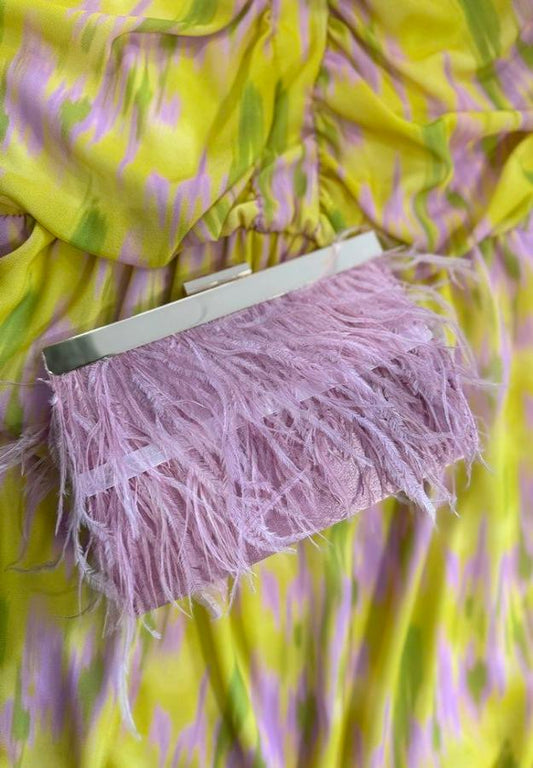 Cartera Plumas Rosa Elegante con Cierre Dorado y Cadena