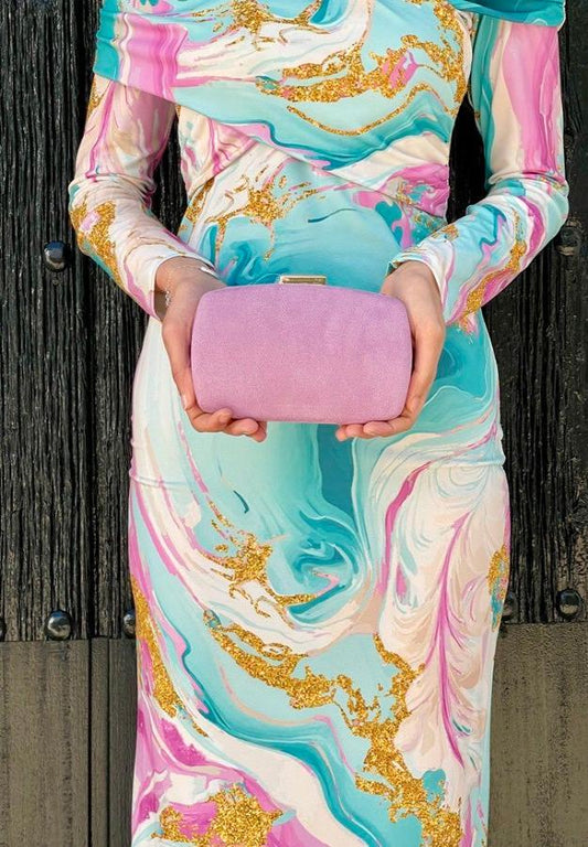 Cartera Malva De Antelina Con Cierre Dorado Seguro