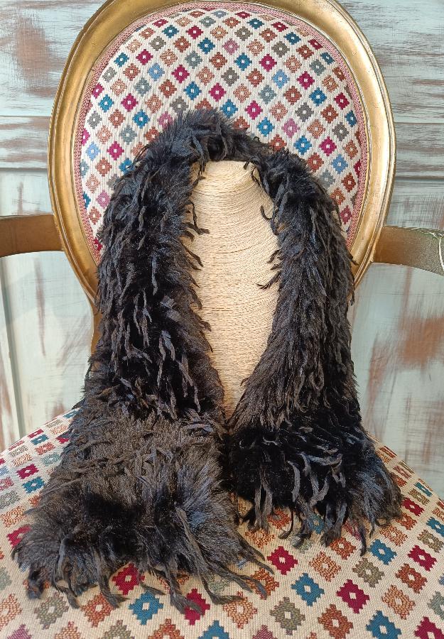 Cuello De Pelo Negro