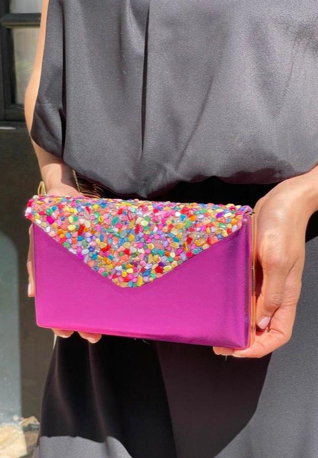 Cartera Solapa Buganvilla Con Piedras Coloridas Elegante