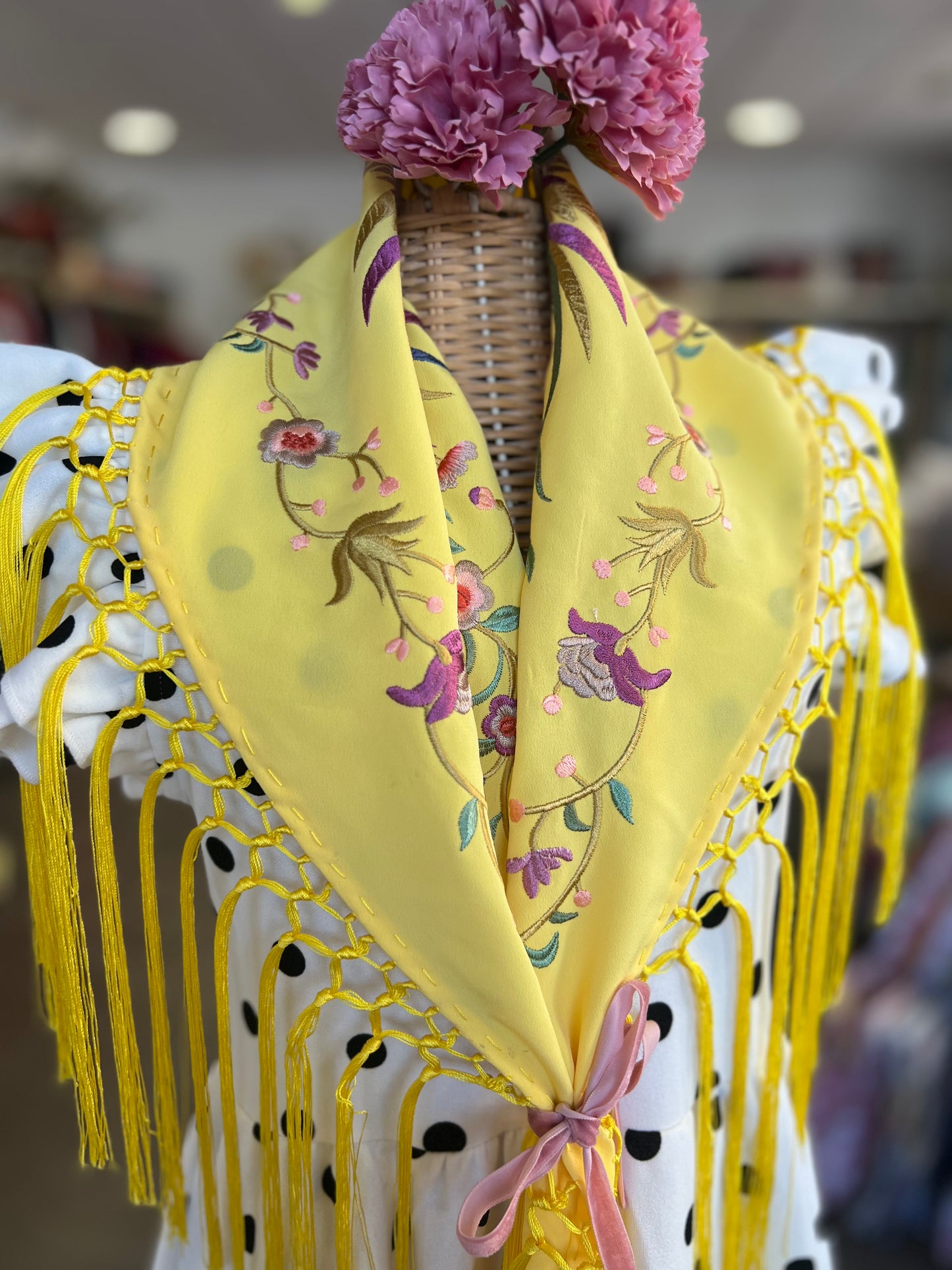 Mantón Niña Pájaros Fondo Amarillo