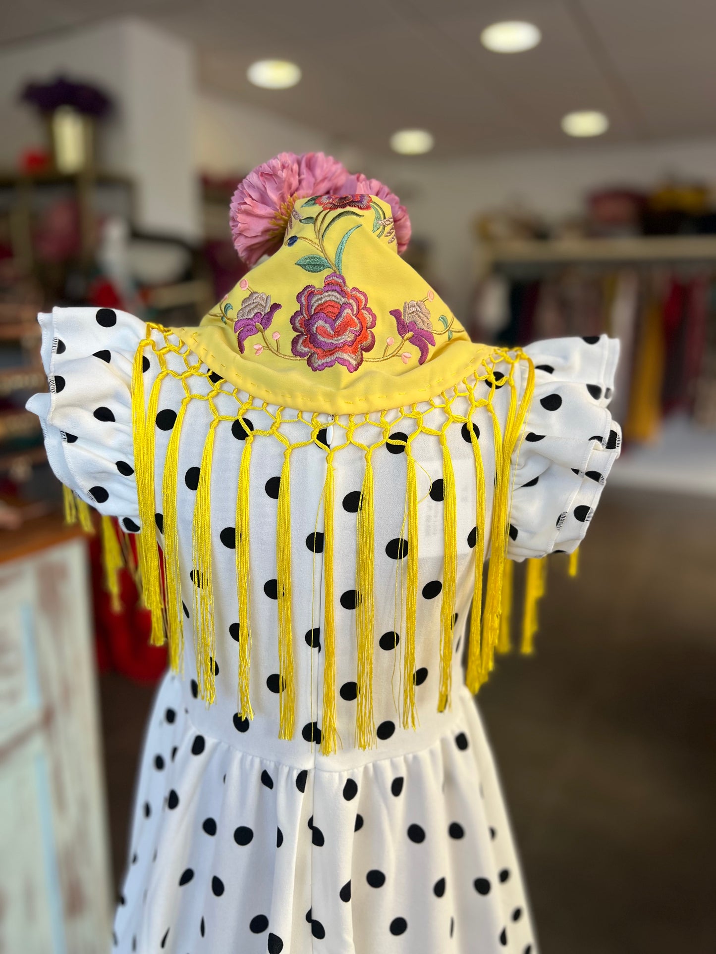 Mantón Niña Pájaros Fondo Amarillo