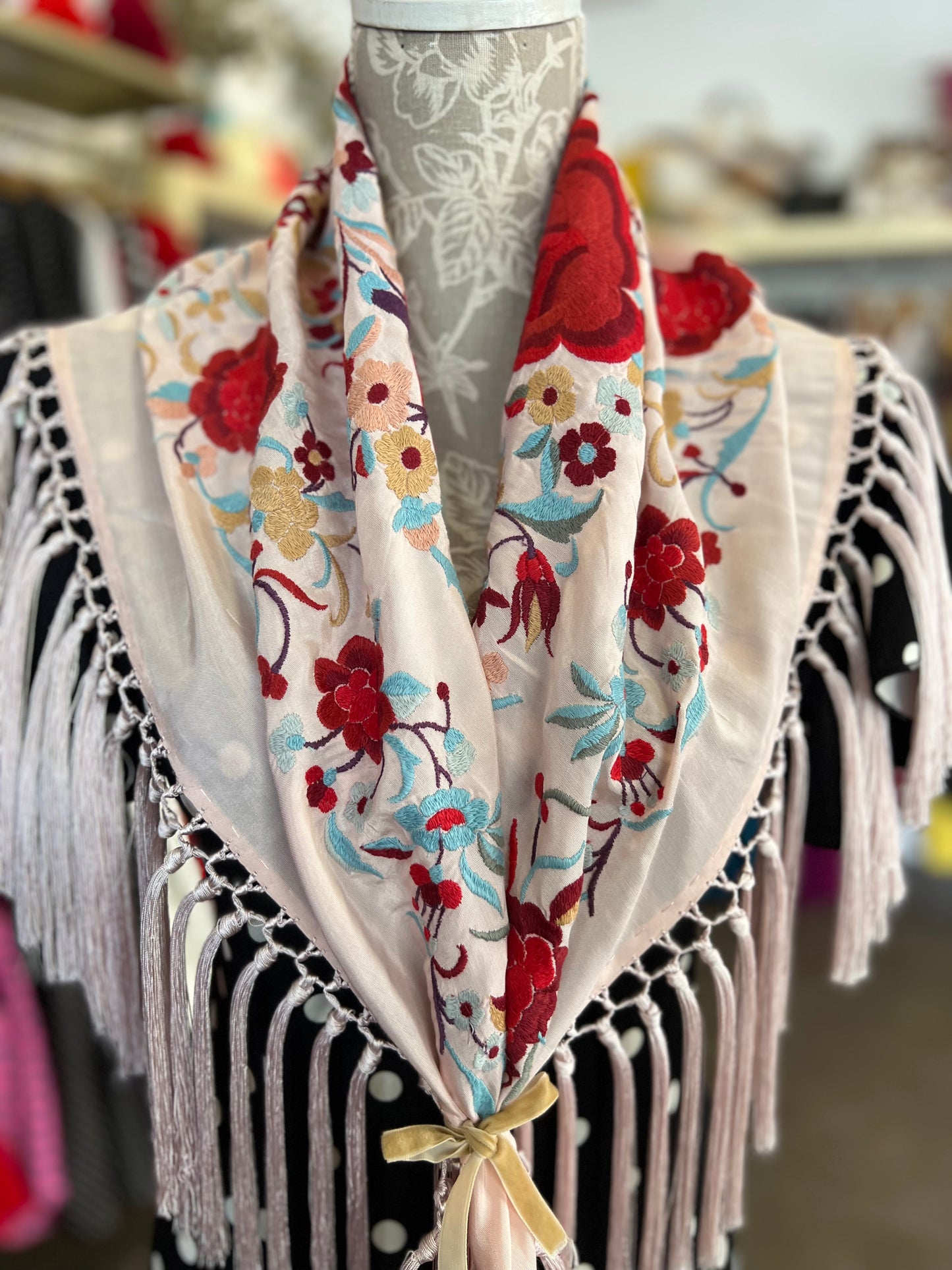 Mantón Cantillana Rosa Bebe y Rojo