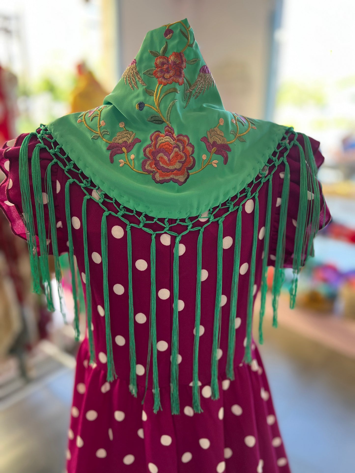 Mantón Niña Pájaro Fondo Verde Fluor