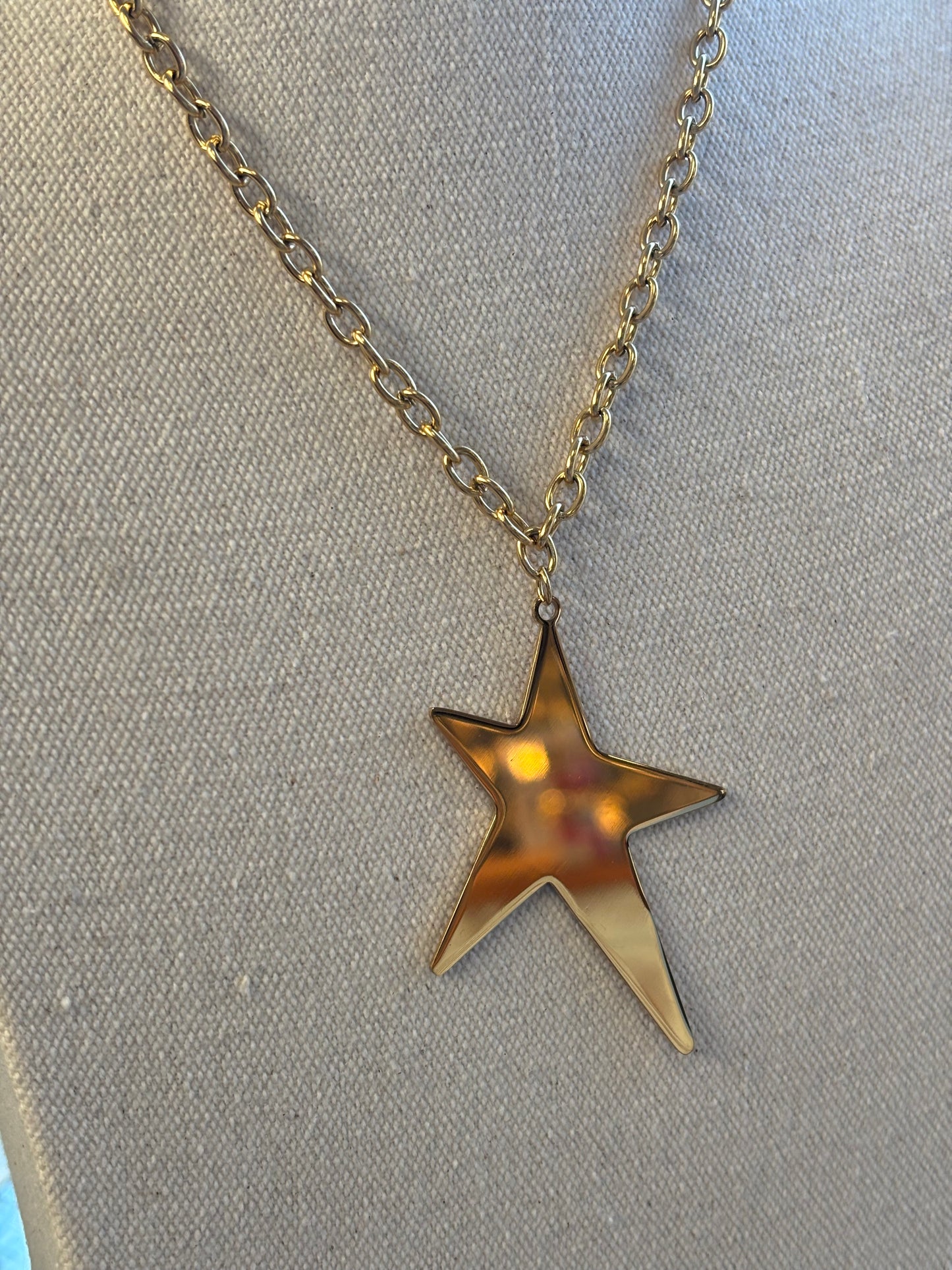 Cadena estrella dorada