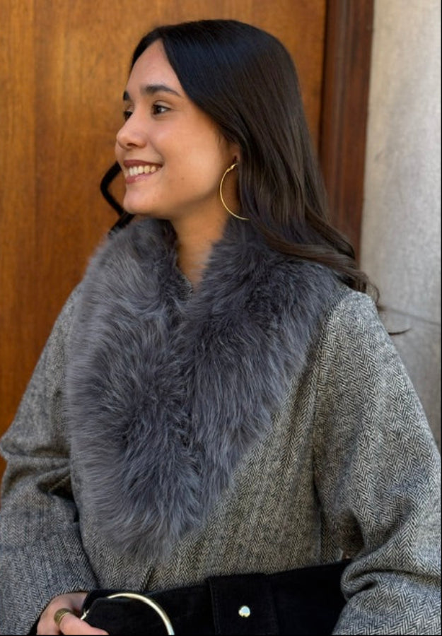 Cuello de Pelo Gris