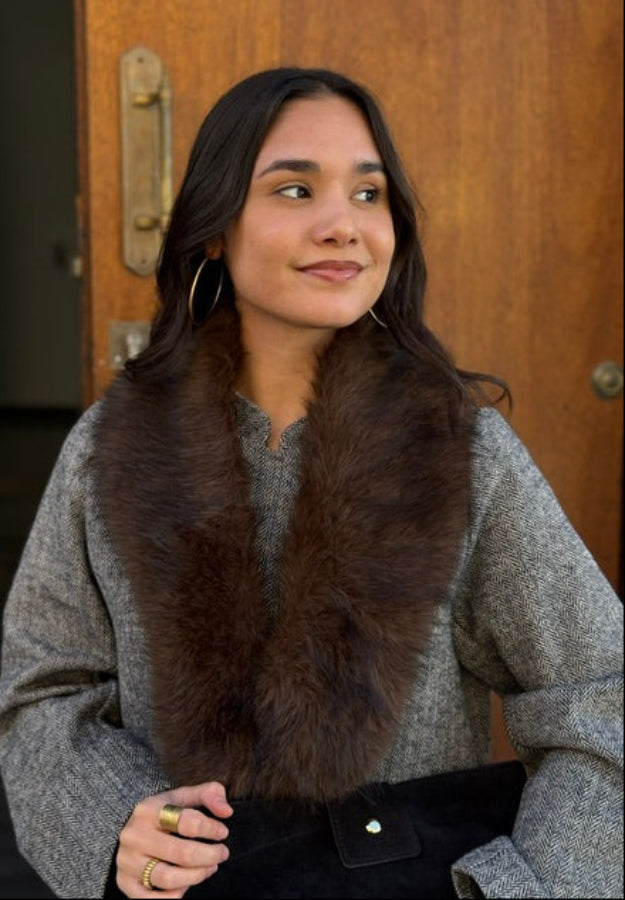 Cuello de Pelo Marrón