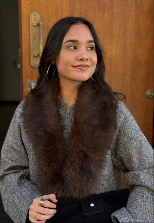 Cuello de Pelo Marrón