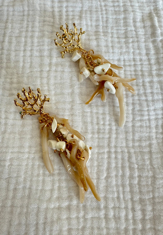 Pendiente coral beige
