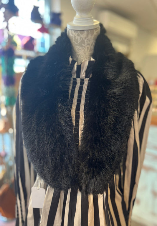 Cuello Pequeño Negro