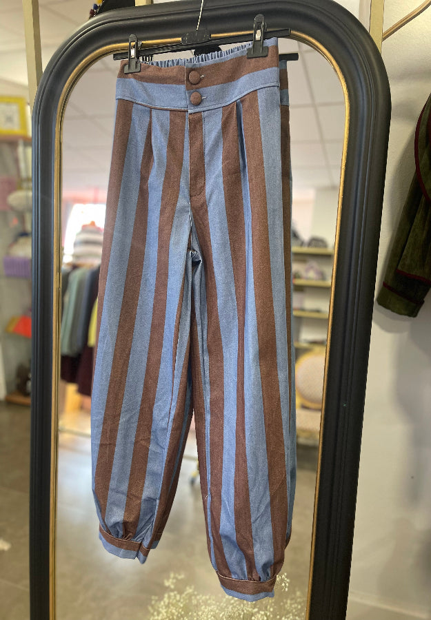 Pantalón Leticia marrón y azul.