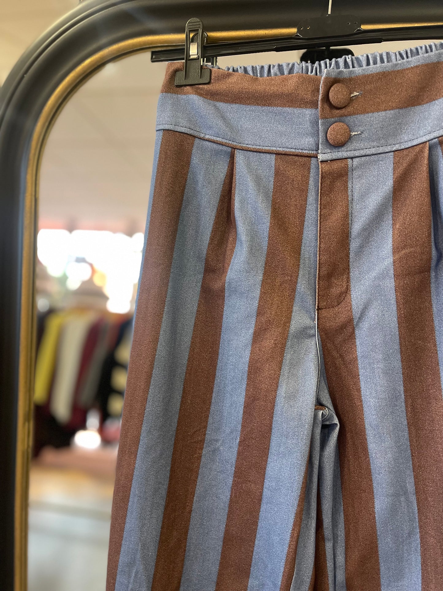 Pantalón Leticia marrón y azul.