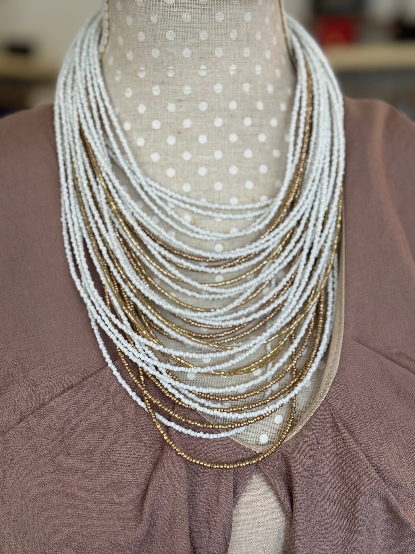 Collar blanco y dorado largo