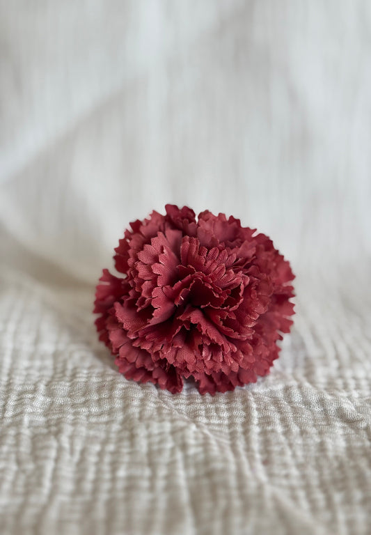 Clavel mini rosa maquillaje oscuro