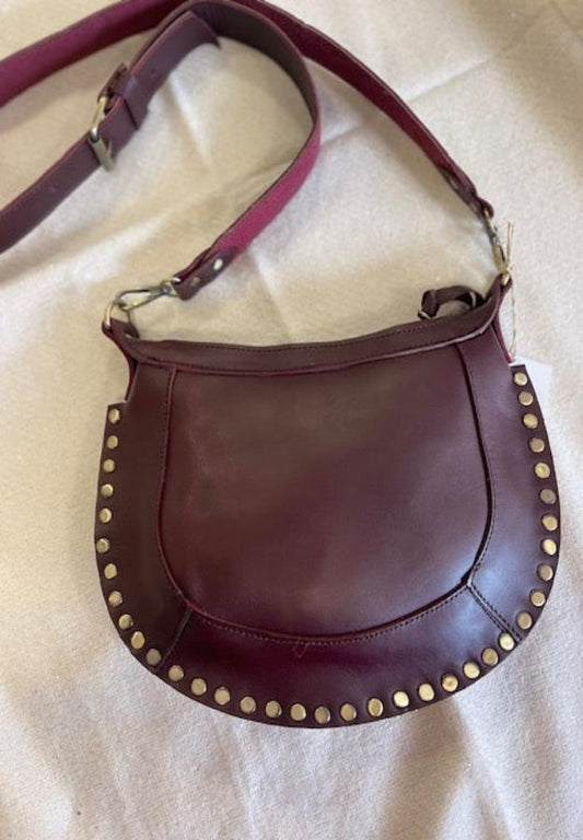 Bolso tachas burdeos