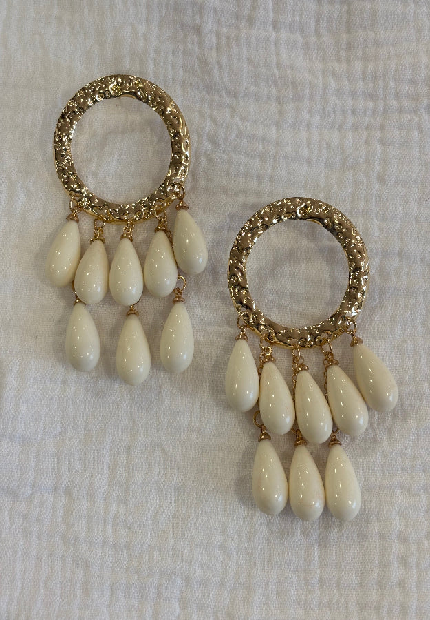 Pendiente lágrima beige
