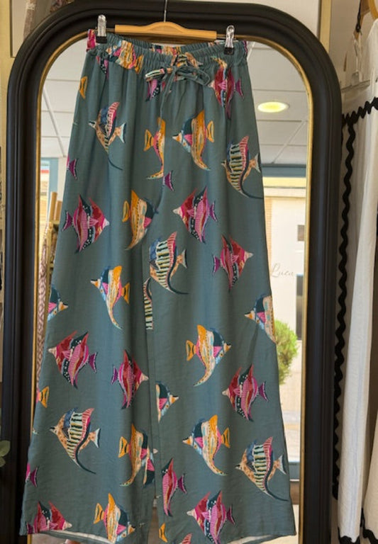 Pantalon peces de colores fondo azul