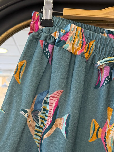 Pantalon peces de colores fondo azul