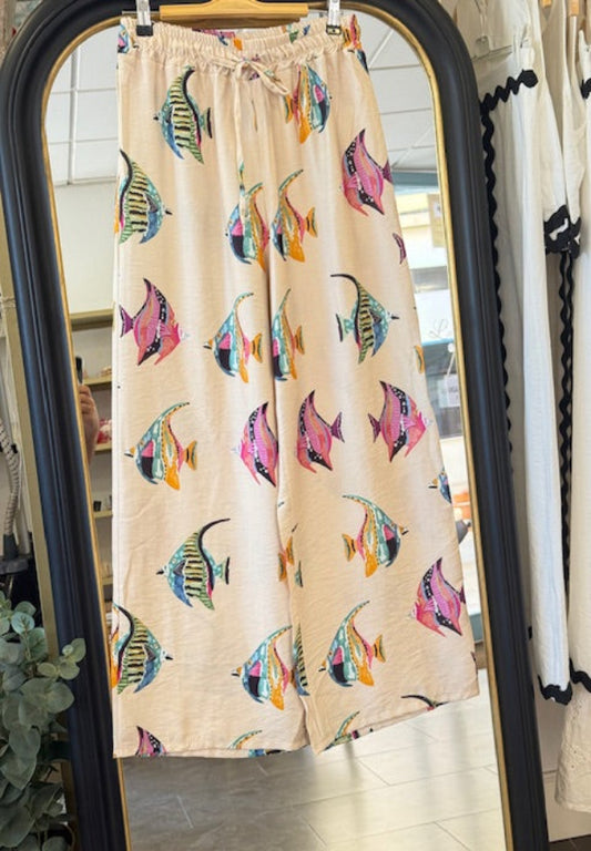 Pantalon peces colores fondo beige
