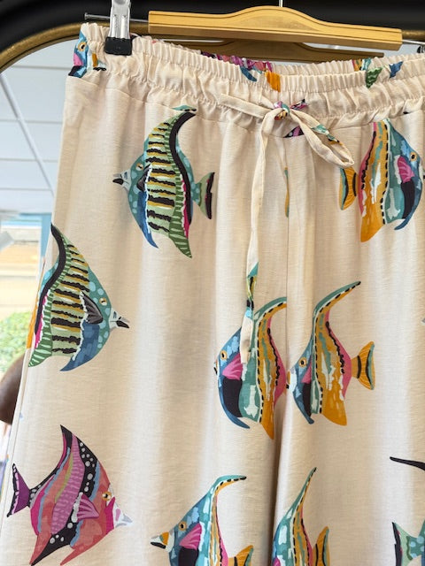 Pantalon peces colores fondo beige
