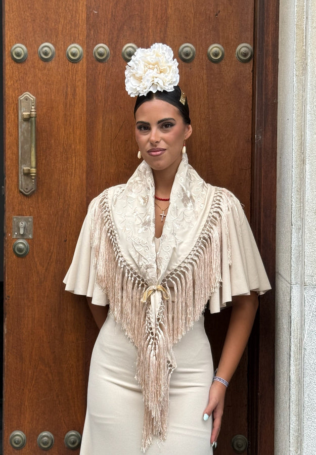 Mantón María al tono beige