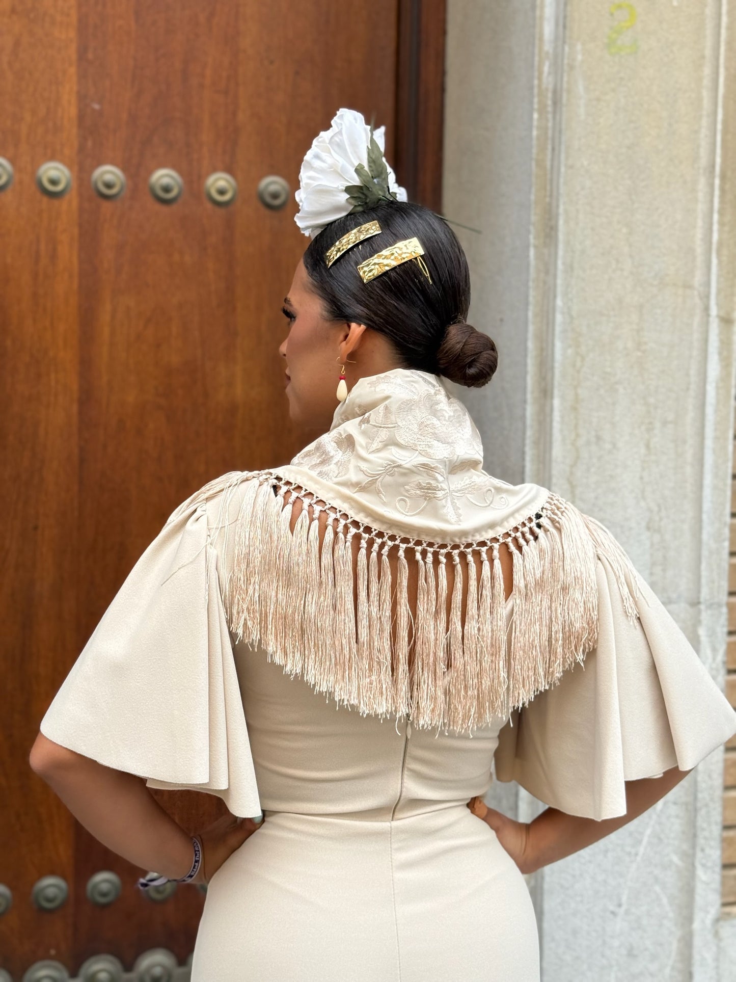 Mantón María al tono beige
