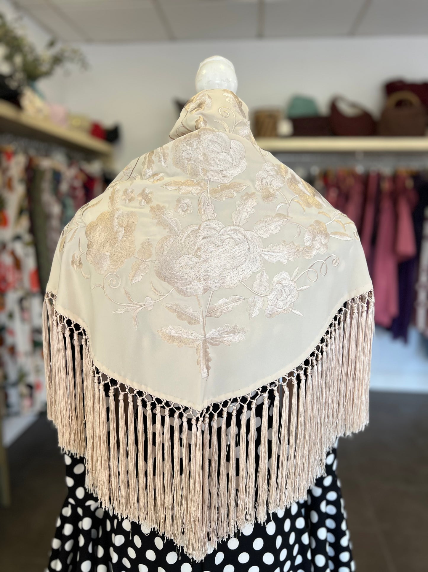 Mantón Ángela Al Tono Beige