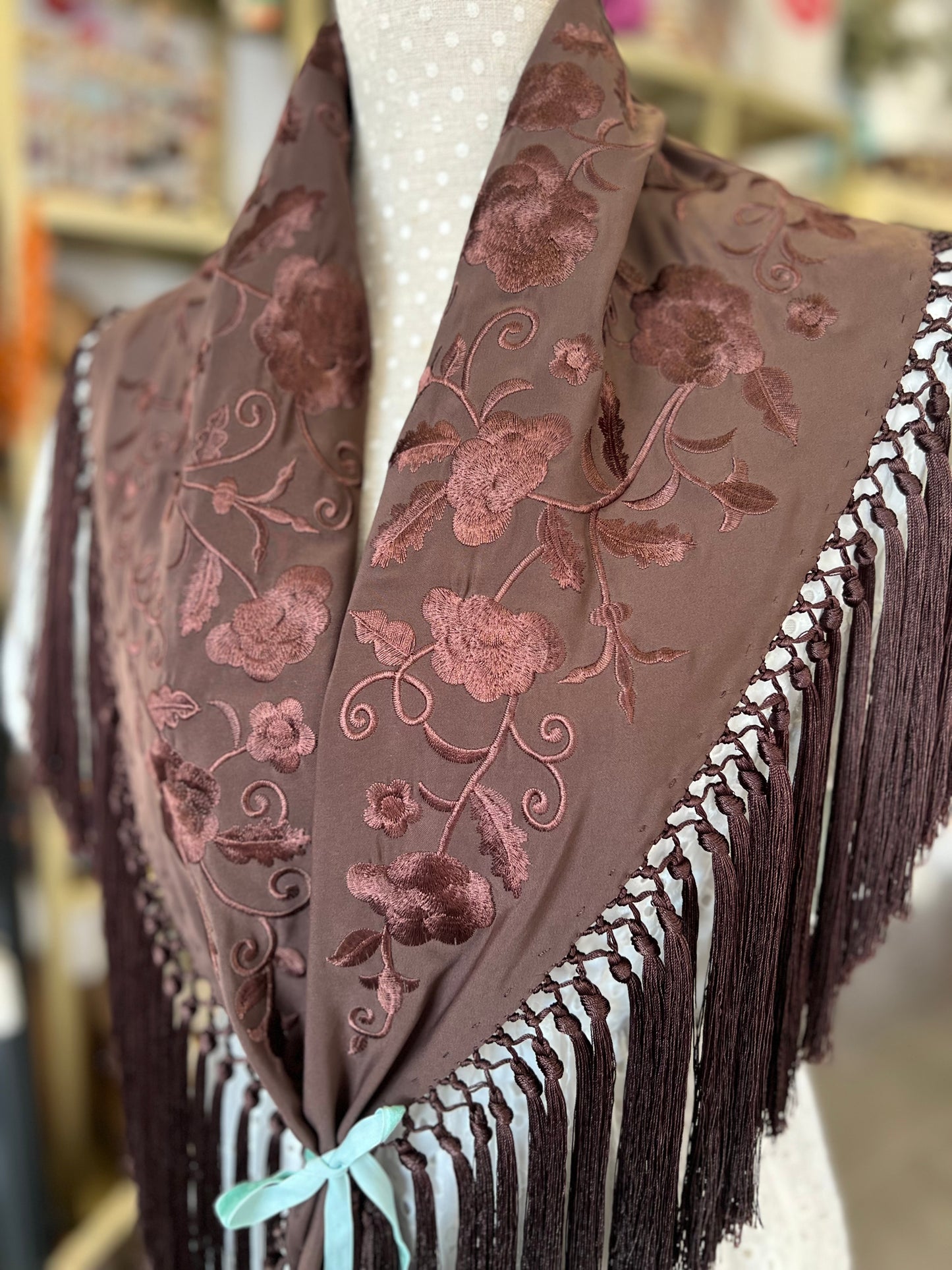 Mantón María al tono marrón