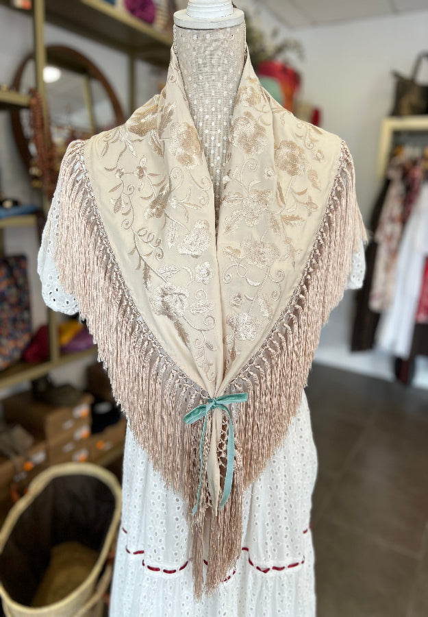 Mantón María al tono beige