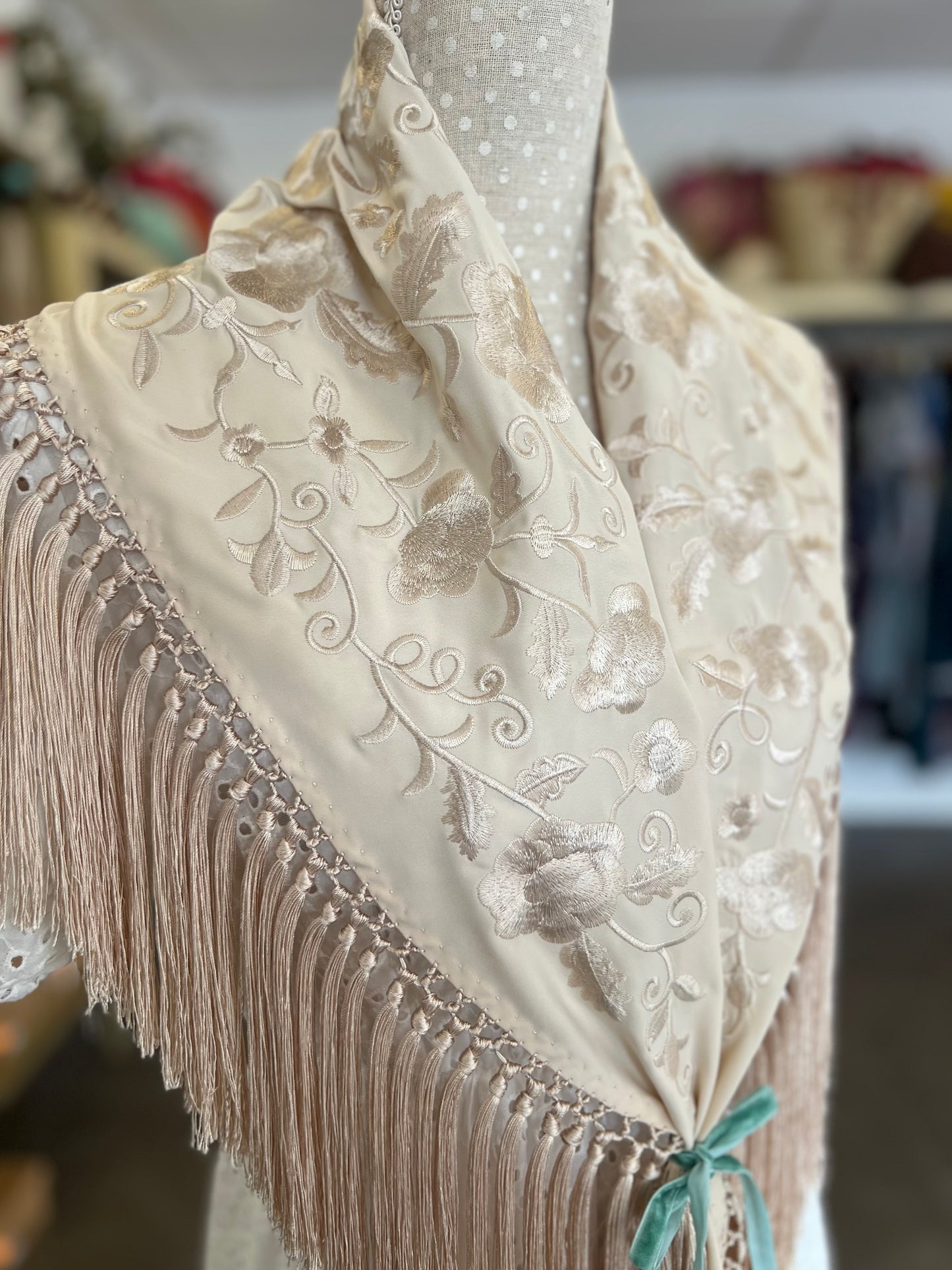 Mantón María al tono beige