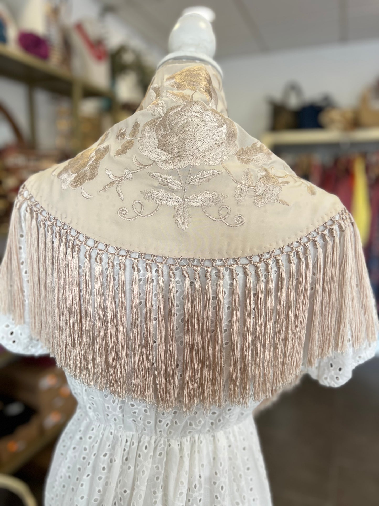 Mantón María al tono beige