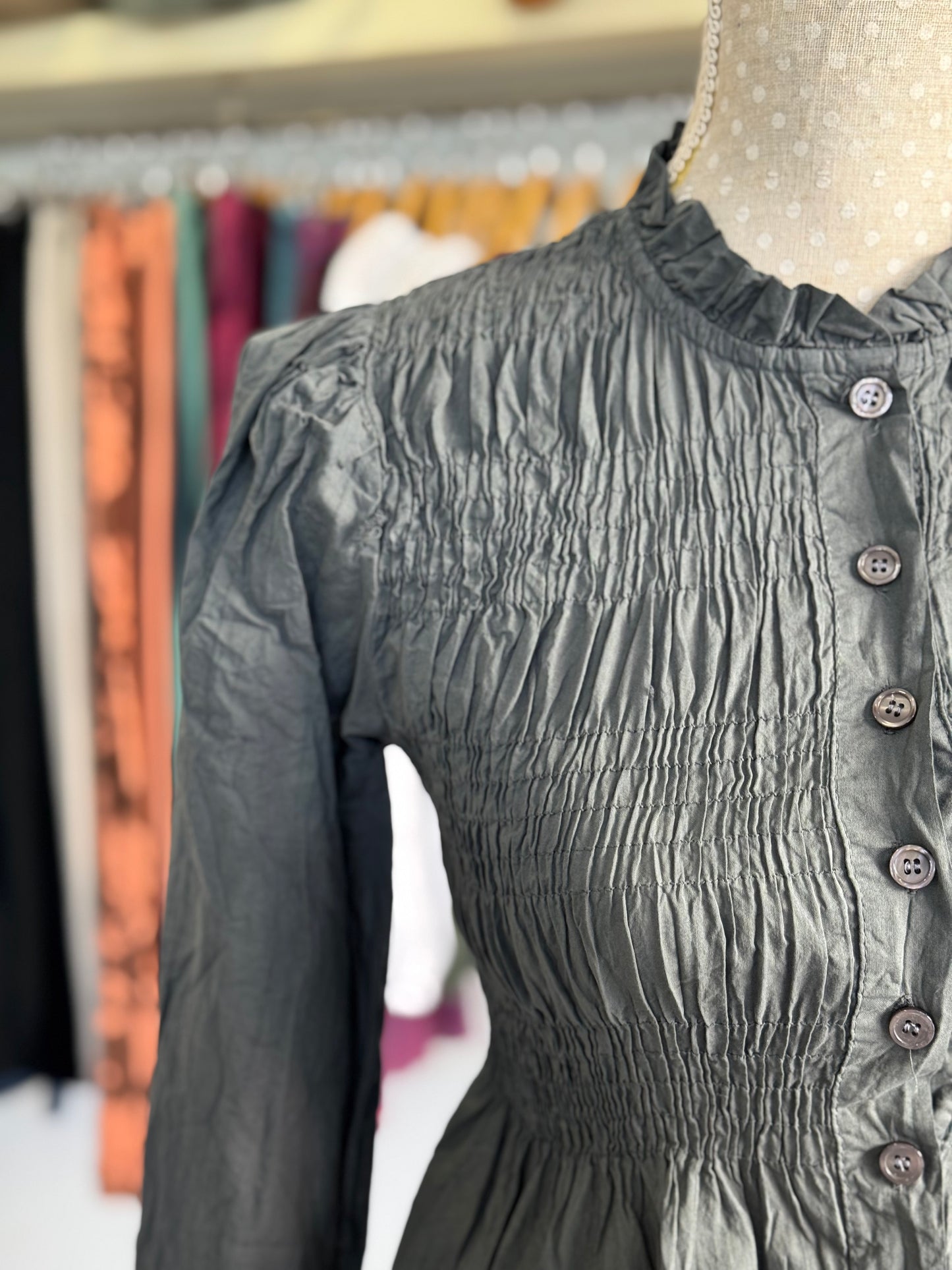 Camisa fruncida gris