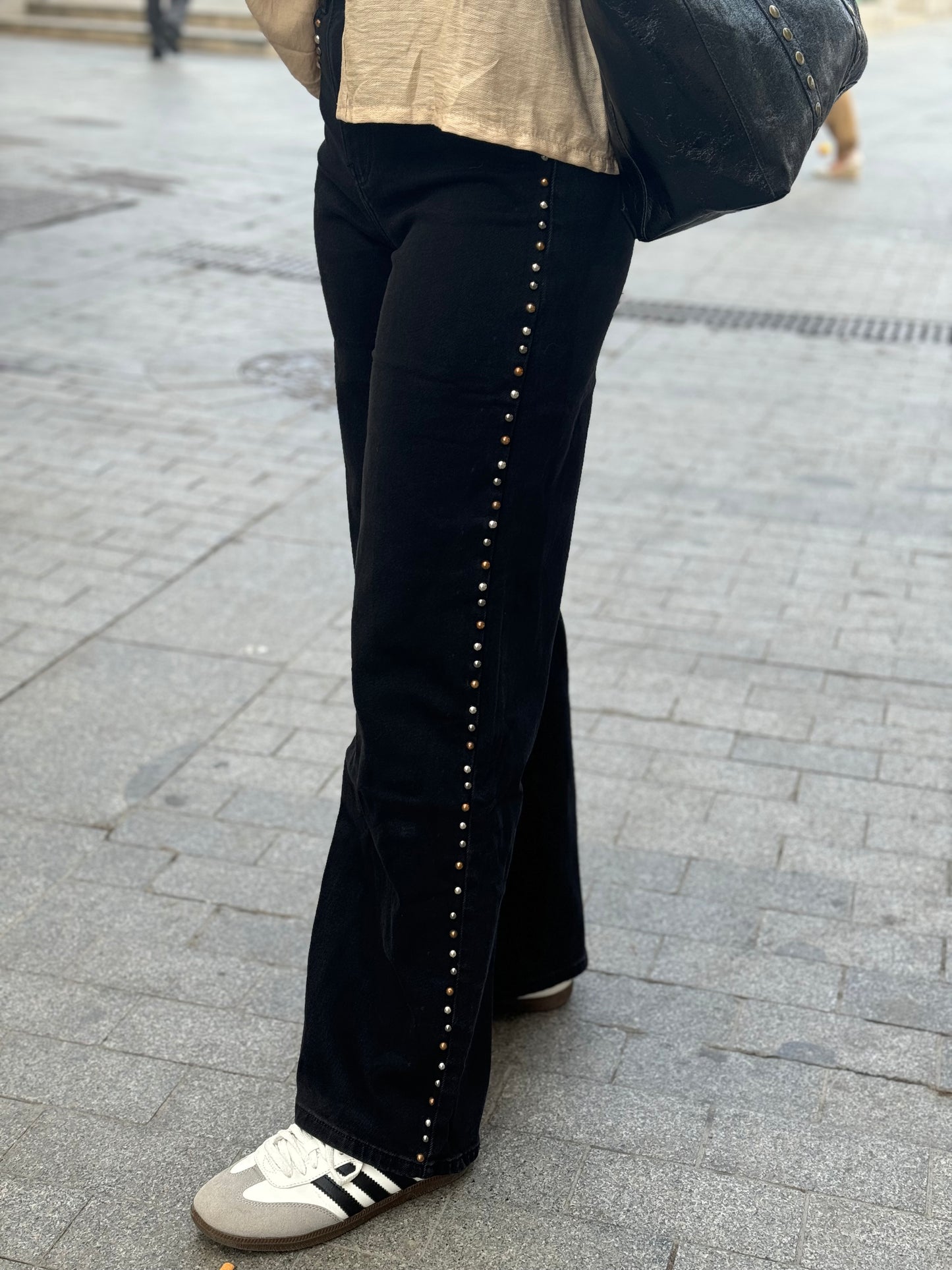 Pantalón vaquero negro tachas