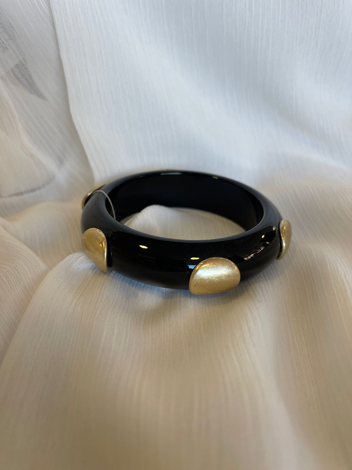 Brazalete Negro con Apliques Dorados