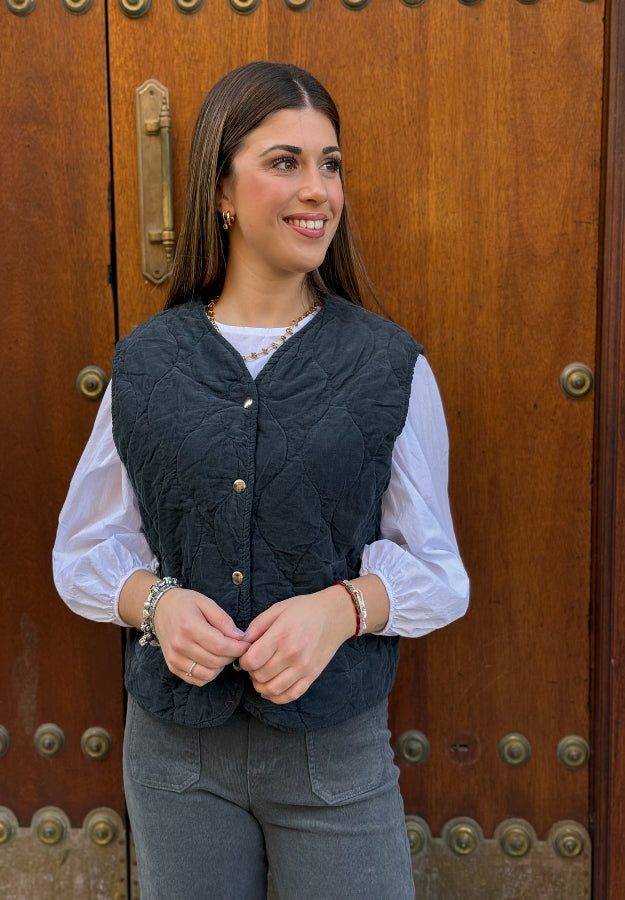 Chaleco pana acolchado gris