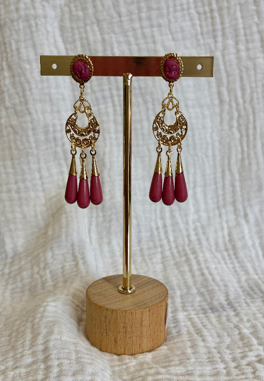 Pendiente triple lágrima rosado