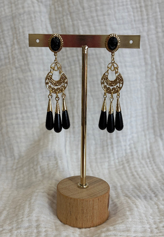 Pendiente triple lágrima negro