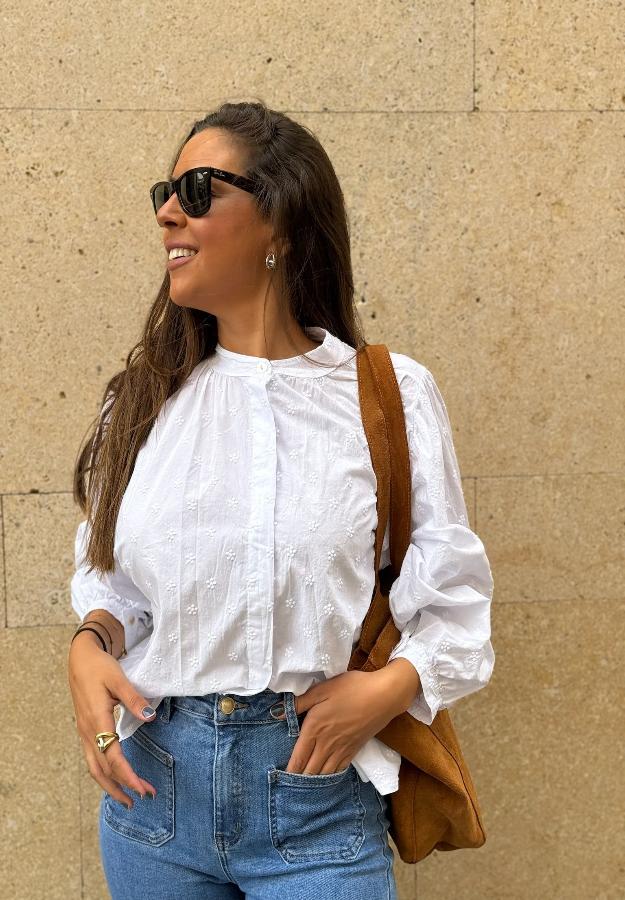 Camisa blanca de  flores