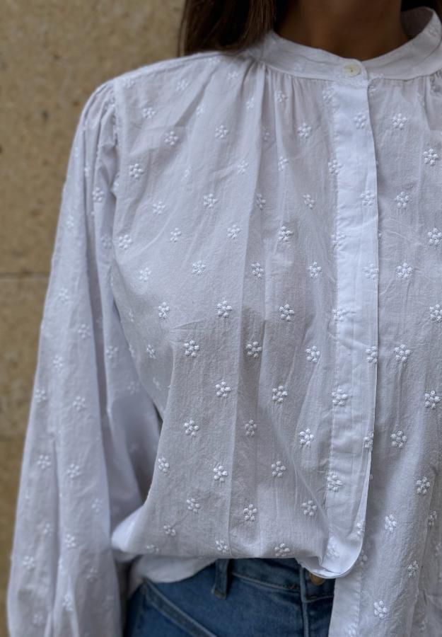 Camisa blanca de  flores