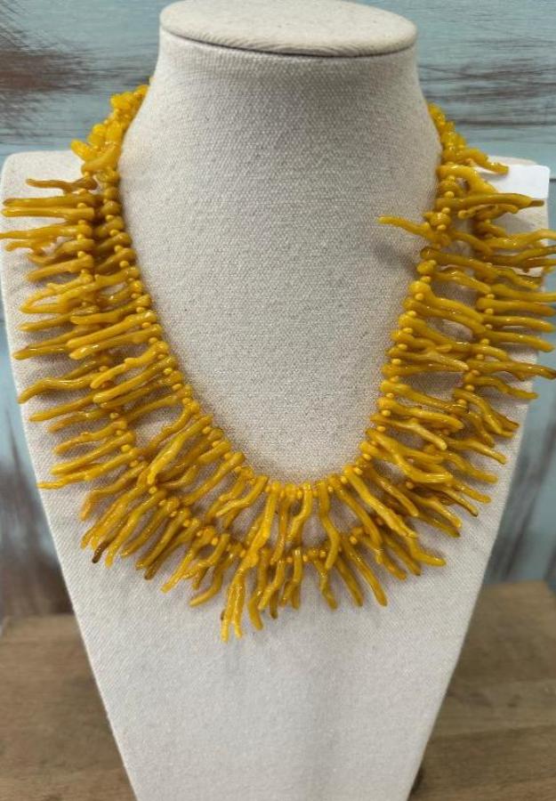 Collar corales amarillo